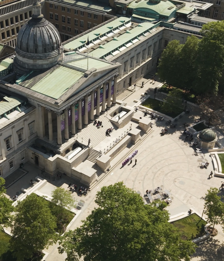 Главный корпус University College London с высоты: купол и портик Уилкинс-билдинг над внутренним двором